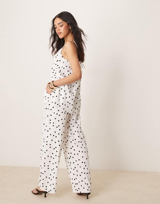ASOS DESIGN flarebyxor i strukturerat prickigt mönster i vitt - VIT - Image 4