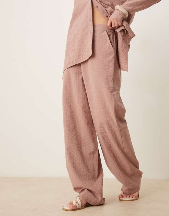 ASOS DESIGN seersucker avslappnade byxor med resår i mink - Image 3
