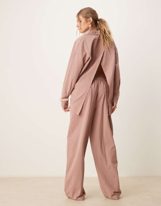 ASOS DESIGN seersucker avslappnade byxor med resår i mink - Image 4