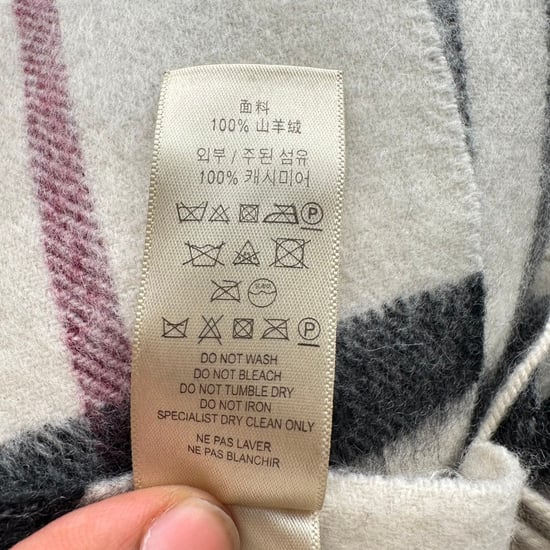 Burberry jätterutig halsduk med fransar i krämfärgad kashmir - Image 4