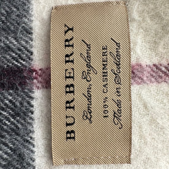 Burberry jätterutig halsduk med fransar i krämfärgad kashmir - Image 6