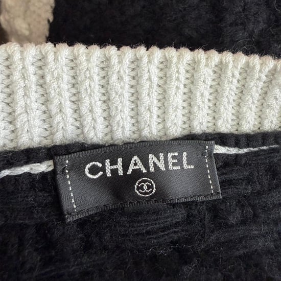Chanel 21A Metiers D'Art Runway Pullover Sweater in Black Wool - Image 4