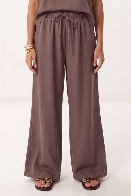 V-Neck Sleeveless Two-Piece Coord Set with Wide Leg Pants - Image 4
