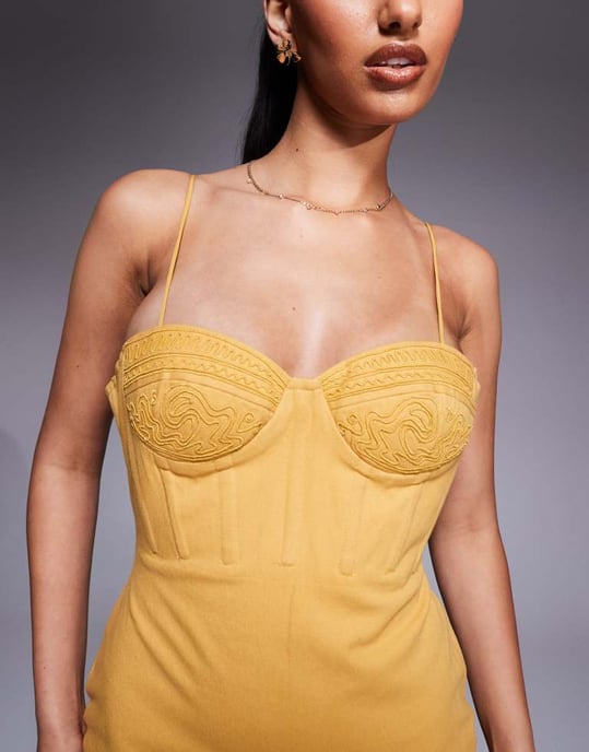 ASOS DESIGN bomulls twill korsett midi med broderad bystdetalj i senap - Image 3
