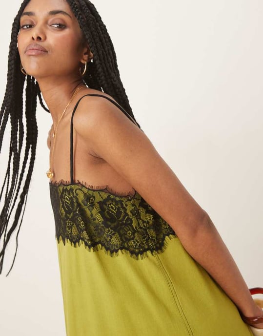 ASOS DESIGN midiklänning med spetsöverdrag i olivgrön - Image 3