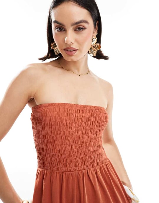 Sliten bandeau midi klänning med skräddad byst i rostbrun - Image 4