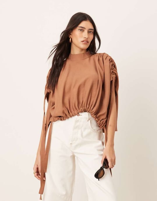 ARRANGE slouchy topp med dragsko i mocha - Image 1
