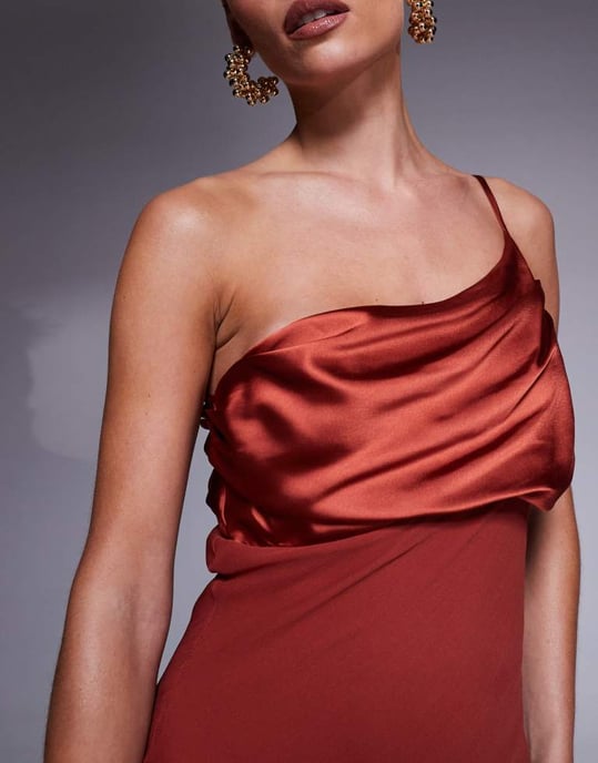 ASOS DESIGN Petites satinchiffonmix draperad maxiklänning med en axel i bränd röd - Image 2