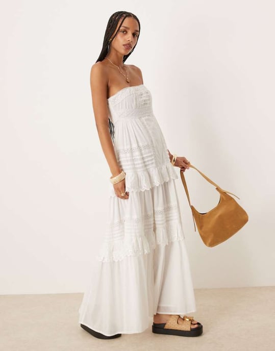 ASOS DESIGN bandeau maxiklänning med små veck och spetslager i vitt - Image 1