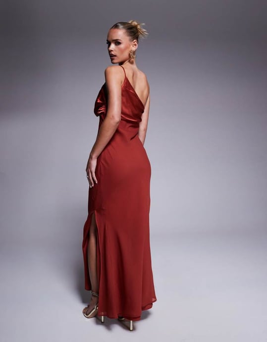 ASOS DESIGN Petites satinchiffonmix draperad maxiklänning med en axel i bränd röd - Image 3