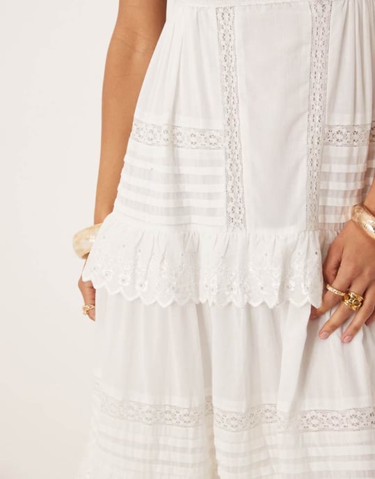 ASOS DESIGN bandeau maxiklänning med små veck och spetslager i vitt - Image 2