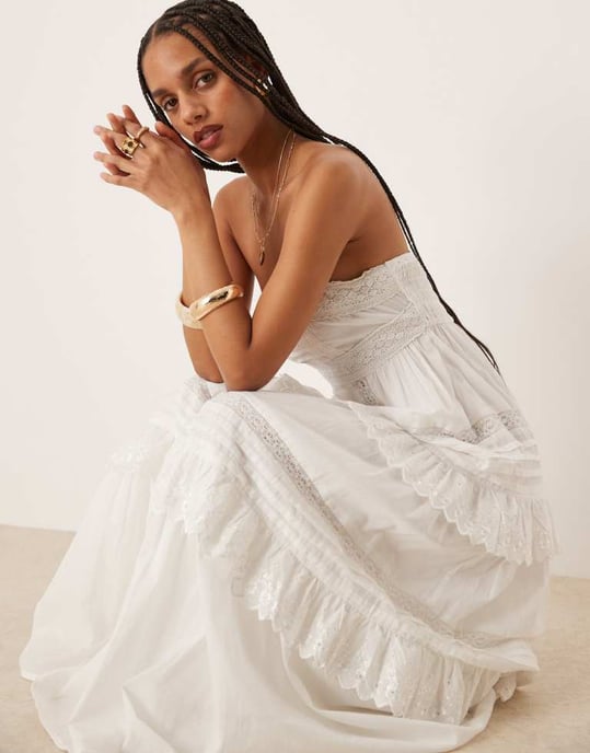 ASOS DESIGN bandeau maxiklänning med små veck och spetslager i vitt - Image 3