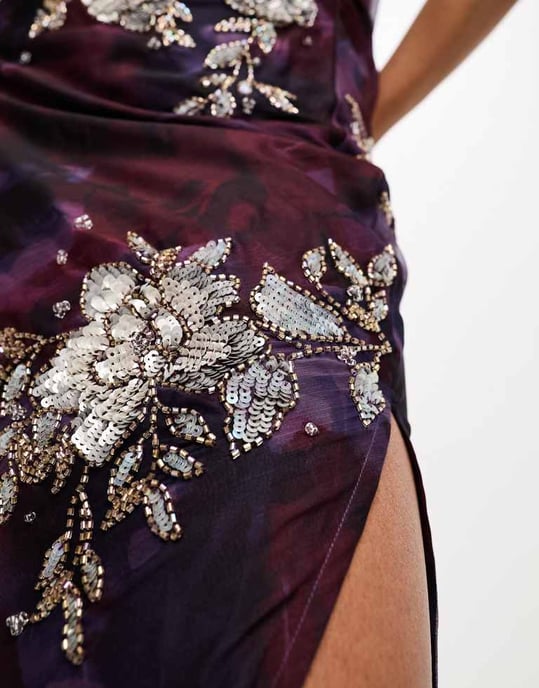 ASOS DESIGN maxiklänning med draperad hals och snedskuren passform med blommig dekoration i lila akvarelltryck - Image 3