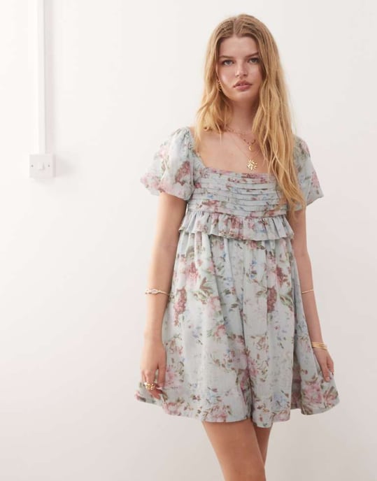 Återvunnen vintage off-shoulder babydollklänning med veck i blått blommönster - Image 1