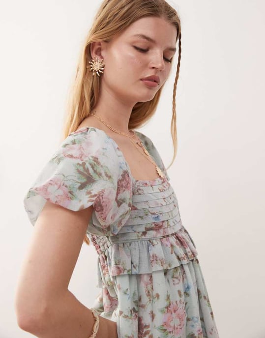 Återvunnen vintage off-shoulder babydollklänning med veck i blått blommönster - Image 3