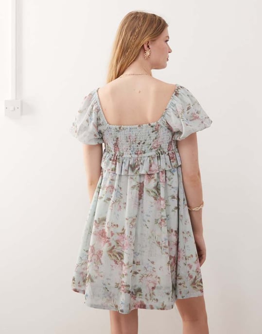 Återvunnen vintage off-shoulder babydollklänning med veck i blått blommönster - Image 4