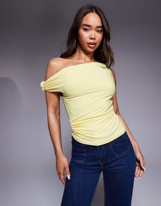 ASOS DESIGN slinky knut axel-top med asymmetrisk fåll i gult - Image 1