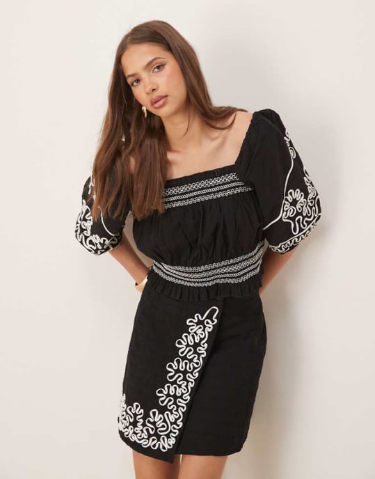 YAS kontrasterande cornelli broderad puffärmad croptop-set i svart - Image 1