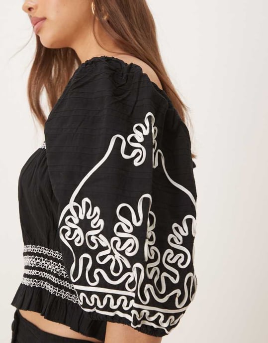 YAS kontrasterande cornelli broderad puffärmad croptop-set i svart - Image 2