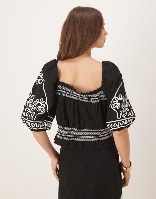 YAS kontrasterande cornelli broderad puffärmad croptop-set i svart - Image 3