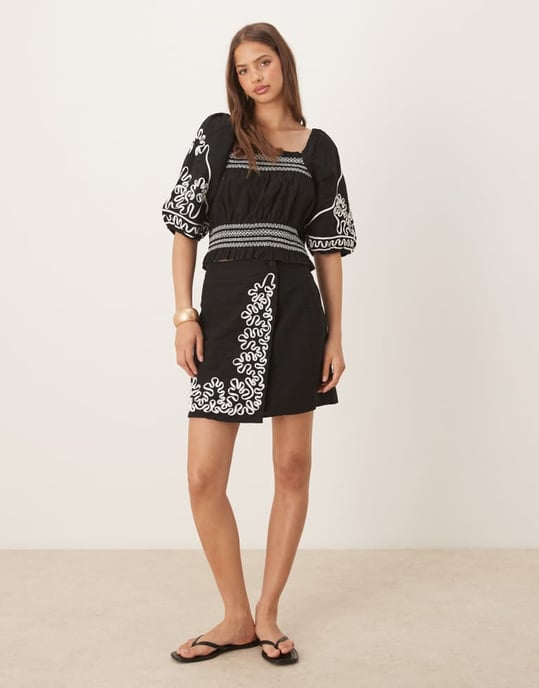 YAS kontrasterande cornelli broderad puffärmad croptop-set i svart - Image 4