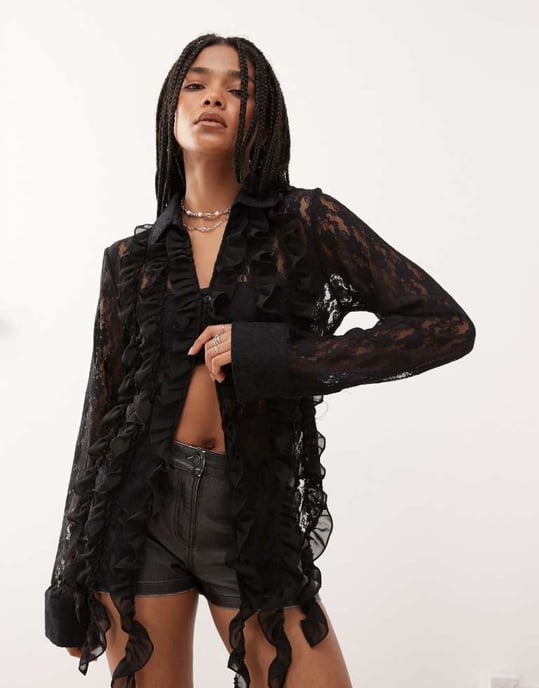 Amy Lynn blus med volangdetalj i svart - Image 4