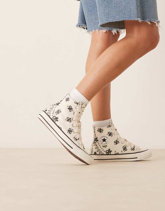 Converse Chuck Taylor All Star Hi-sneakers i off-white med paisleymönster - Image 1