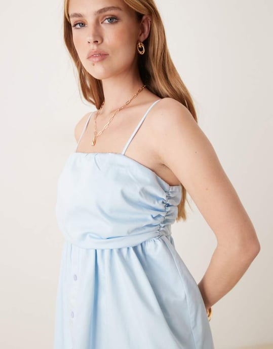 ASOS DESIGN rynkad byst knapplåst bandeau mini klänning i babyblå - Image 2