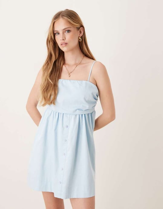 ASOS DESIGN rynkad byst knapplåst bandeau mini klänning i babyblå - Image 4
