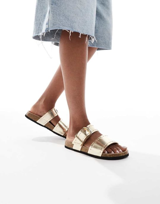 ASOS DESIGN Fallon sandaler med nitar och fotbädd i guld - Image 1