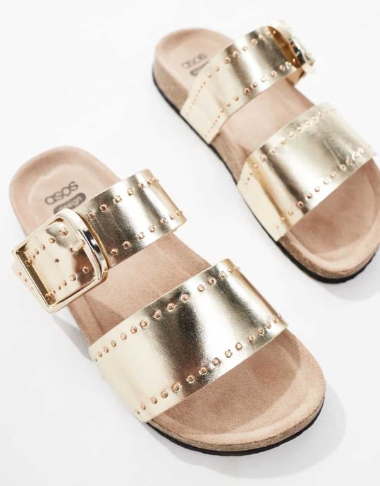 ASOS DESIGN Fallon sandaler med nitar och fotbädd i guld - Image 2