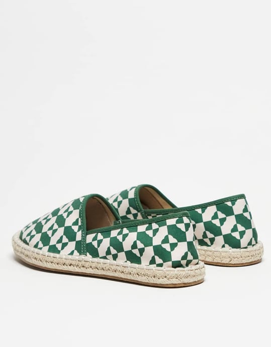 ASOS DESIGN slip-on espadrillos i grön geometrisk tryck - Image 4