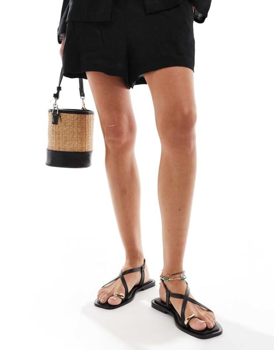 schuh Taran hårdvaru tåpost sandaler i svart läder - Image 1