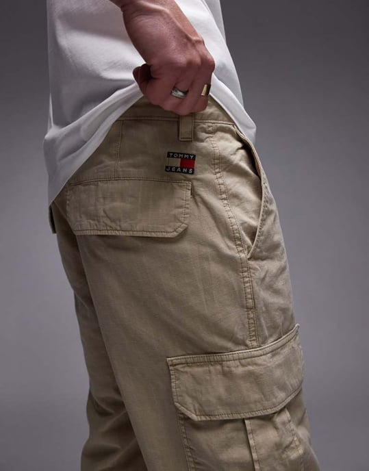 Tommy Jeans Otis cargo shorts i beige - Image 2