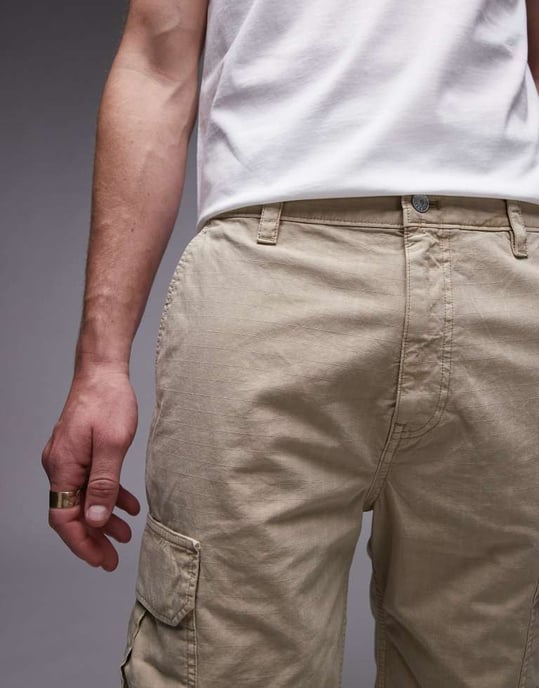 Tommy Jeans Otis cargo shorts i beige - Image 4