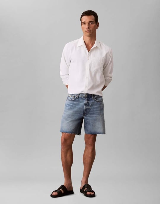Calvin Klein Jeans klassiska denimshorts i mellanblå tvätt - Image 1