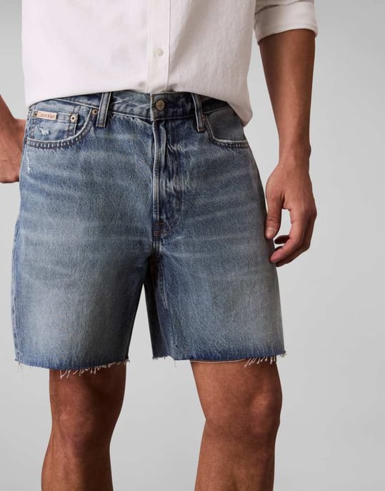 Calvin Klein Jeans klassiska denimshorts i mellanblå tvätt - Image 2