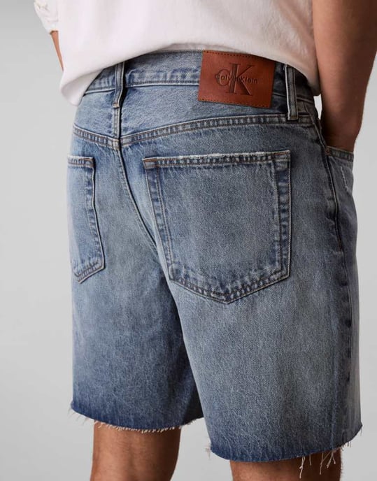 Calvin Klein Jeans klassiska denimshorts i mellanblå tvätt - Image 3
