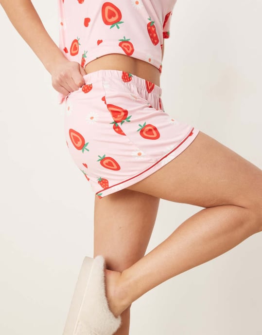 Urban Threads oversized pyjamas topp och shorts i jordgubbstryck - Image 2