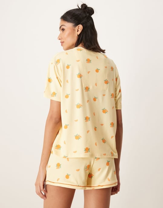 Urban Threads oversized pyjamaset med topp och shorts i frukttryck - Image 2