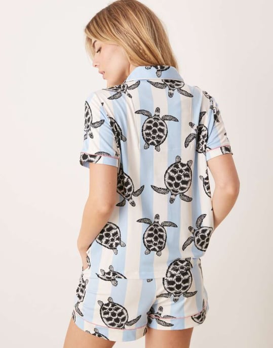 Chelsea Peers exklusiv polykortärmad kavaj och shorts-set i sköldpaddsrandigt mönster - Image 3