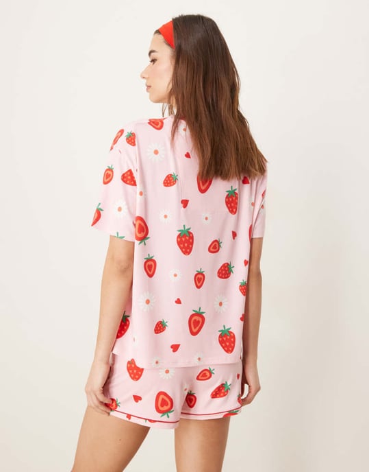 Urban Threads oversized pyjamas topp och shorts i jordgubbstryck - Image 3