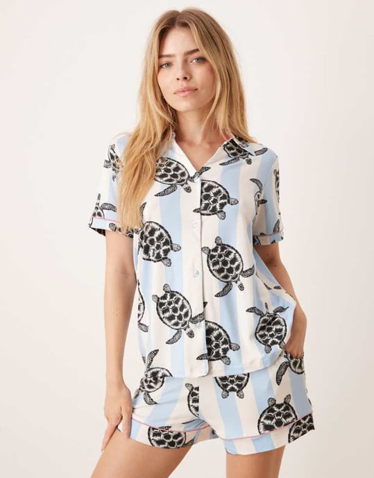 Chelsea Peers exklusiv polykortärmad kavaj och shorts-set i sköldpaddsrandigt mönster - Image 4