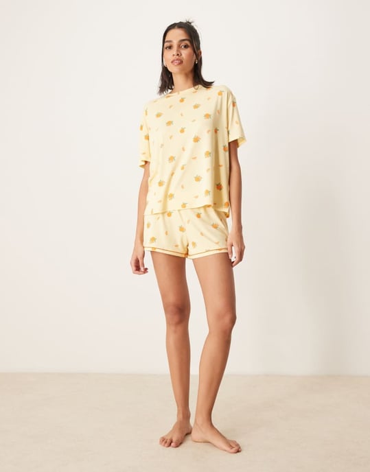 Urban Threads oversized pyjamaset med topp och shorts i frukttryck - Image 3