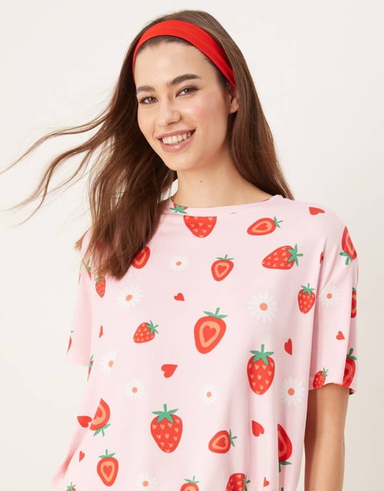 Urban Threads oversized pyjamas topp och shorts i jordgubbstryck - Image 4