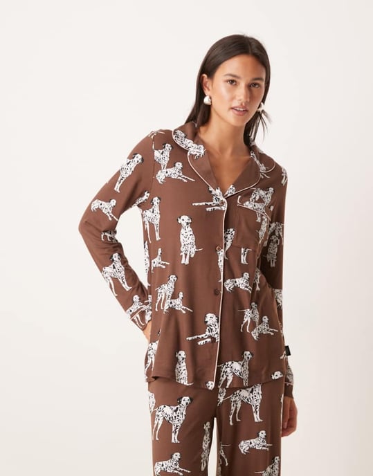 Chelsea Peers Exklusiv Dalmatiner långärmad pyjamasset med revers och byxor i chokladbrun - Image 2