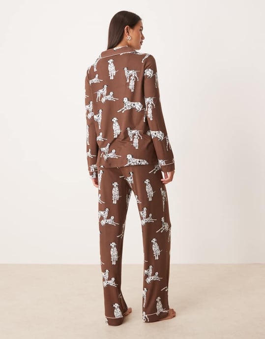 Chelsea Peers Exklusiv Dalmatiner långärmad pyjamasset med revers och byxor i chokladbrun - Image 3
