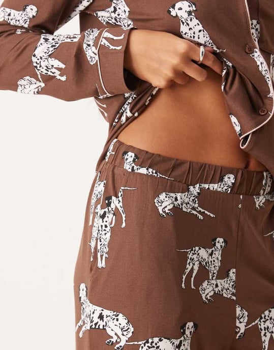 Chelsea Peers Exklusiv Dalmatiner långärmad pyjamasset med revers och byxor i chokladbrun - Image 4
