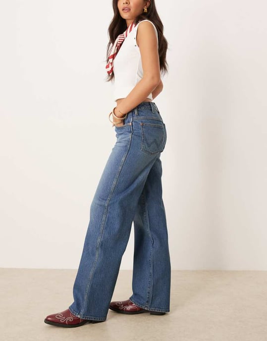 Wrangler löst rak passform jeans i tvättad mellanblå - Image 2