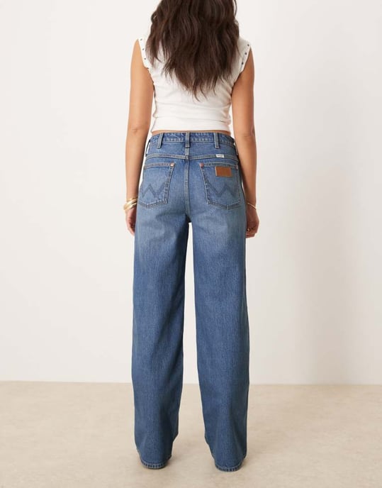 Wrangler löst rak passform jeans i tvättad mellanblå - Image 3